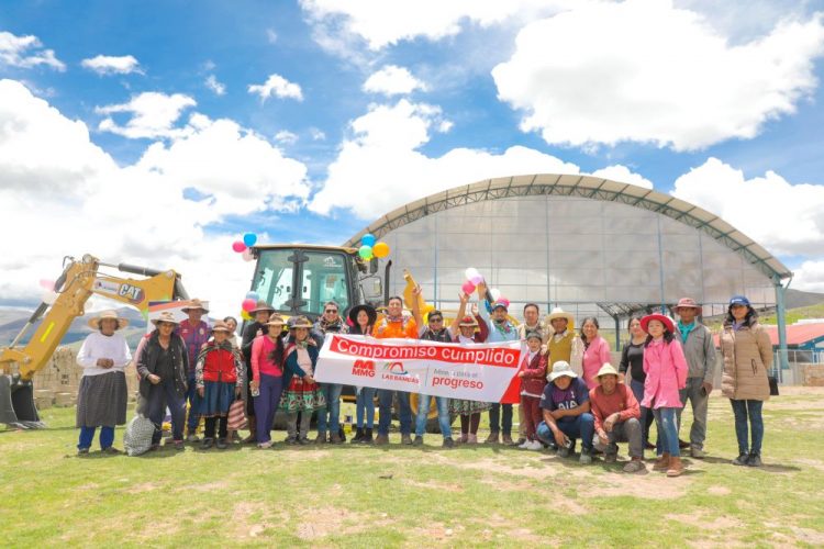 Minera Las Bambas entrega retroexcavadora a la comunidad de Quehuira