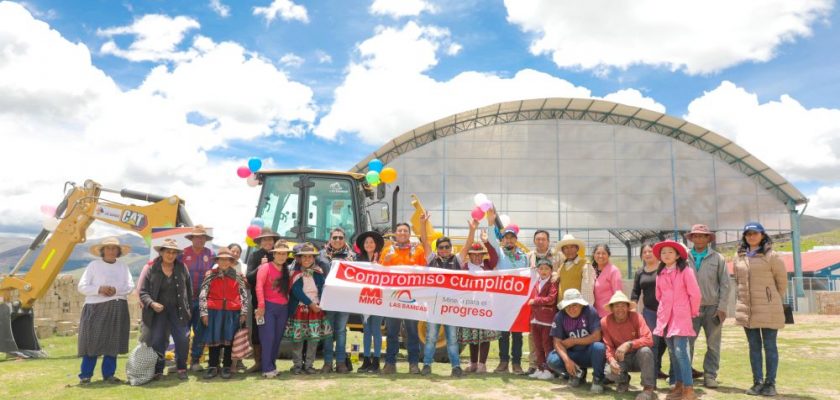 Minera Las Bambas entrega retroexcavadora a la comunidad de Quehuira