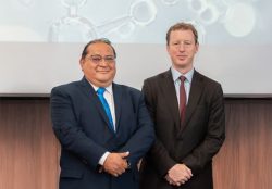 presidente de H2 Perú, Daniel Cámac y el Embajador del Reino Unido en Perú, Gavin Cook