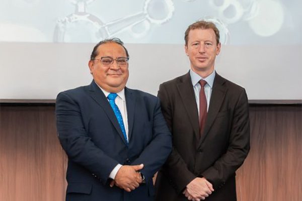 presidente de H2 Perú, Daniel Cámac y el Embajador del Reino Unido en Perú, Gavin Cook