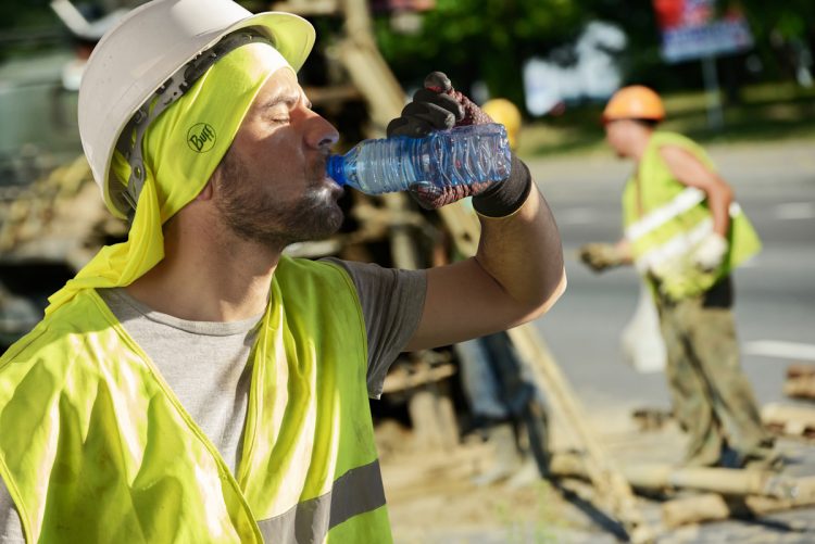 trabajador expuesto a los rayos UV