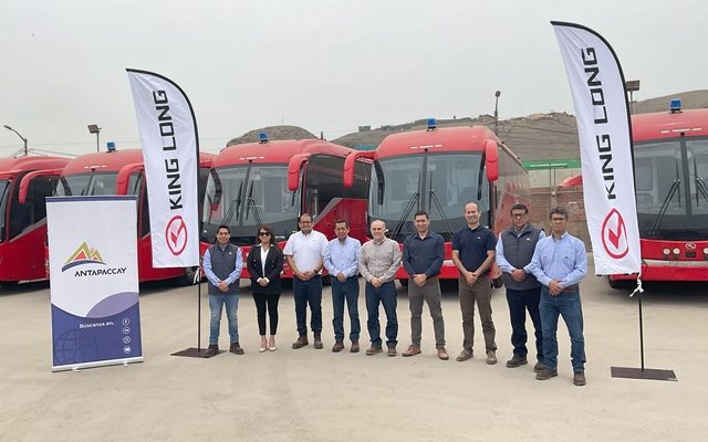 Compañía Minera Antapaccay renovó su flota de buses convencionales por eléctricos de la marca china King Long, desarrollada en alianza con la empresa de transportes Línea. Este proyecto marca un paso importante para la sostenibilidad en el sector minero y refuerza los esfuerzos de la compañía por implementar tecnologías más limpias y eficientes.