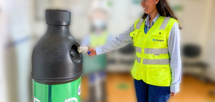 Pan American Silver Shahuindo contribuye, un año más, al programa "Reciclar Para Ayudar" de la Asociación de Niños Quemados (ANIQUEM), una iniciativa que recauda fondos a través del reciclaje de materiales para financiar la rehabilitación de niños y niñas víctimas de quemaduras. En 2024, la empresa ha entregado más de 34,300 kilos de residuos reciclables, incluyendo papel, cartón, plástico y RAEE (Residuos de Aparatos Eléctricos y Electrónicos), lo que ha generado una contribución superior a los 14,000 soles durante este último periodo. Los fondos recaudados se están utilizando para financiar terapias físicas para 17 niños y terapias ocupacionales para 10 niños, brindándoles un año completo de tratamiento para su recuperación. Estas terapias son esenciales para apoyar su rehabilitación integral, mejorando su calidad de vida y ayudándoles a superar las secuelas de las quemaduras. Gracias a la contribución de Pan American Silver Shahuindo, los materiales reciclables recolectados son convertidos en recursos para financiar tratamientos médicos y psicológicos, lo que mejora la calidad de vida de los niños. Esta acción también contribuye a la sostenibilidad ambiental al reducir la cantidad de desechos y promover el reciclaje, lo que ayuda a disminuir la acumulación de residuos en los rellenos sanitarios y a reducir el consumo de recursos naturales.