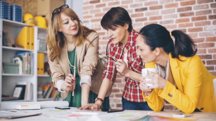 mujeres en el entorno laboral