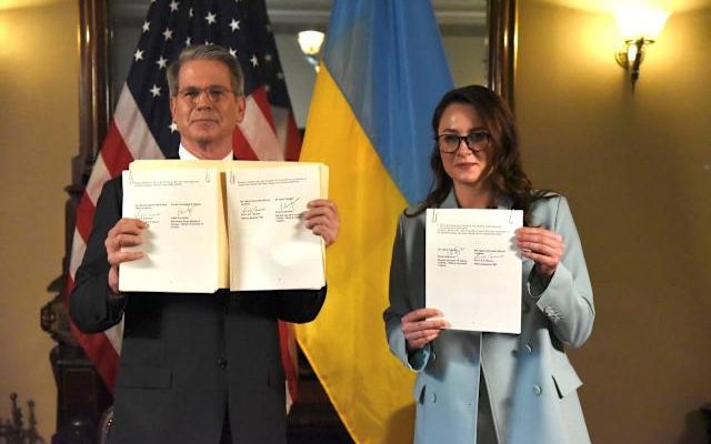 Estados Unidos firma con Ucrania para acceder a los recursos minerales
