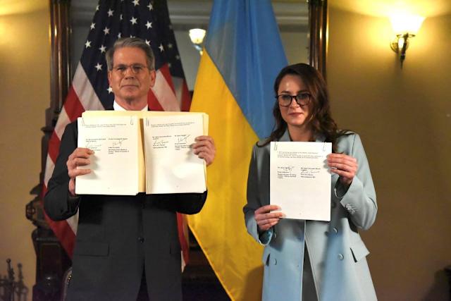Estados Unidos firma con Ucrania para acceder a los recursos minerales 