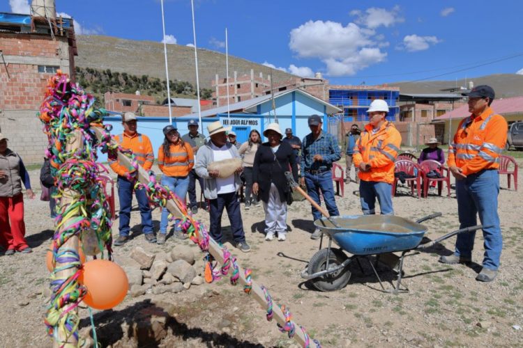 Las Bambas construirá una cancha sintética