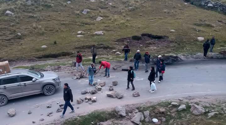 bloquean salidas de Challhuahuacho por Las Bambas