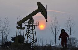 El petróleo Brent se dispara hasta los 81 dólares tras ataque de EE.UU. a Irán, pero después se desinfla