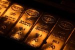 El oro cae por la firmeza del dólar y el creciente optimismo comercial