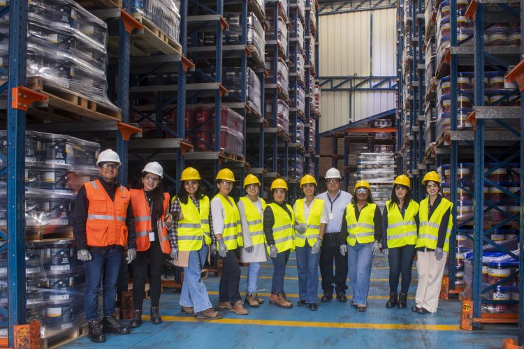 Terpel recibe a participantes del programa Mujeres Roca