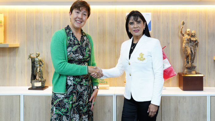 Embajadora Maree Ringland y ministra Desilú León