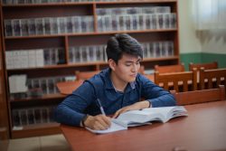 Joven estudiando