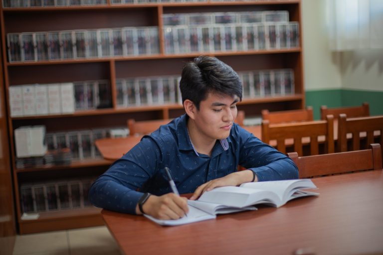 Joven estudiando