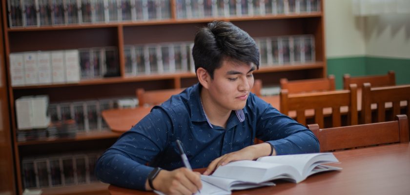 Joven estudiando
