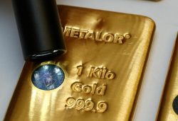 Lingote de oro con el sistema de validación Sicpa Oasis en la refinería suiza Metalor