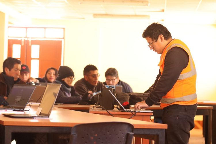 Minera Bateas impulsa la educación en Caylloma