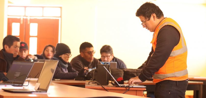 Minera Bateas impulsa la educación en Caylloma