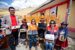 Minera Las Bambas entrega mobiliario en Escohorno