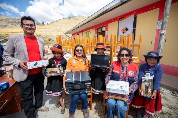 Minera Las Bambas entrega mobiliario en Escohorno