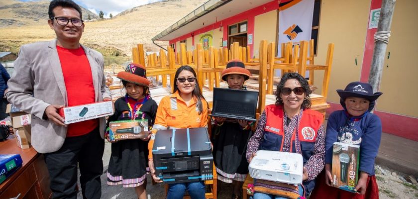 Minera Las Bambas entrega mobiliario en Escohorno