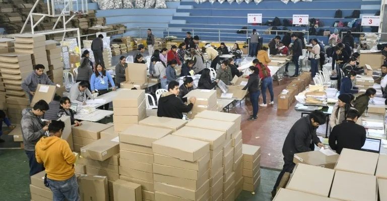 Preparación de material de votación en Santa Cruz