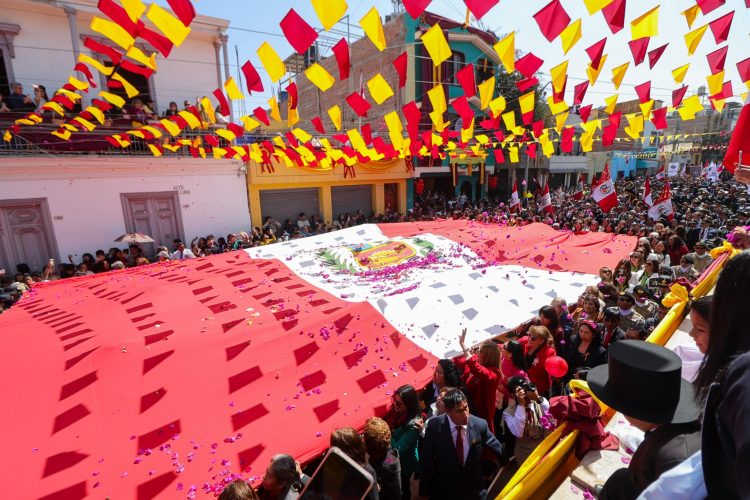 Procesión de la Bandera recorre las calles de Tacna