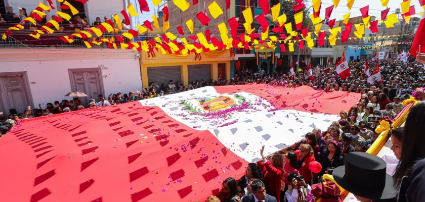 Procesión de la Bandera recorre las calles de Tacna