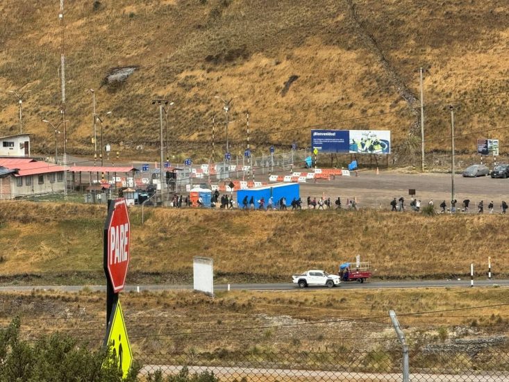 plantón frente al acceso al campamento de Yanacocha, convocan a paro
