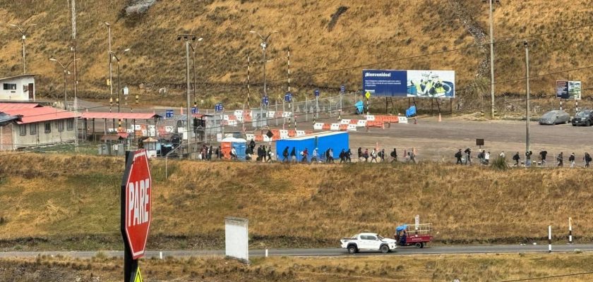 plantón frente al acceso al campamento de Yanacocha