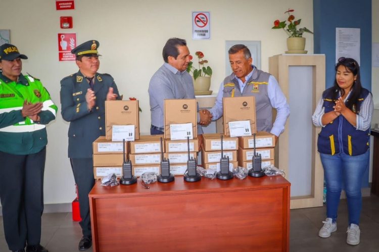 Cerro Verde dona equipos de comunicación