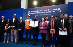 Chile-firma-su-primer-contrato-especial-de-litio-con-Rio-Tinto-para-Salares-Altoandinos