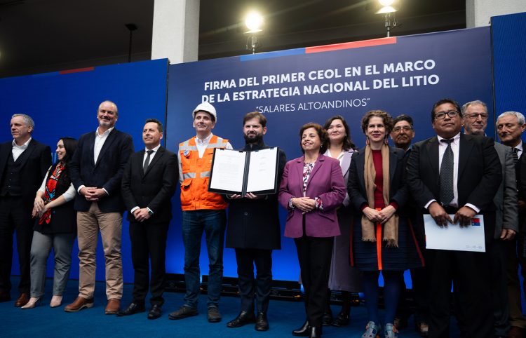 Chile-firma-su-primer-contrato-especial-de-litio-con-Rio-Tinto-para-Salares-Altoandinos