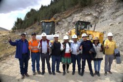 Trabajos en Mara con maquinaria pesada entregada por Minera Las Bambas.
