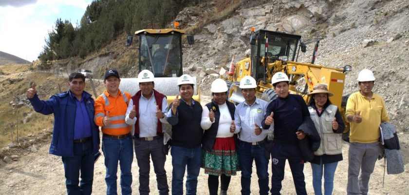 Trabajos en Mara con maquinaria pesada entregada por Minera Las Bambas.