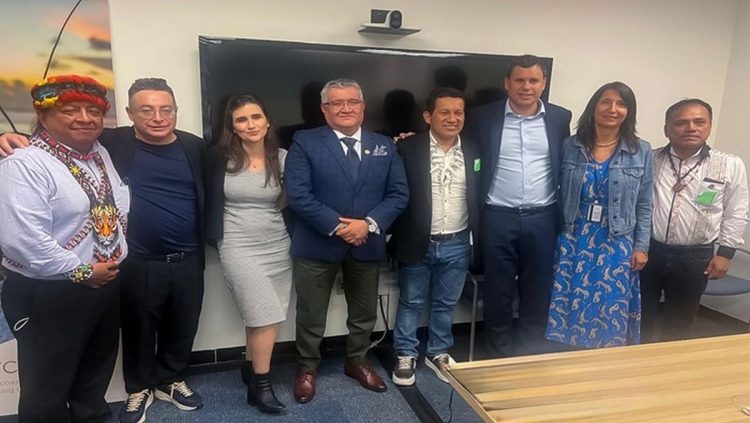 El ministro del Ambiente, Juan Carlos Castro Vargas, junto a organizaciones indígenas.
