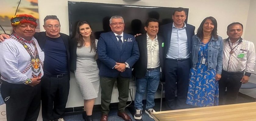 El ministro del Ambiente, Juan Carlos Castro Vargas, junto a organizaciones indígenas.