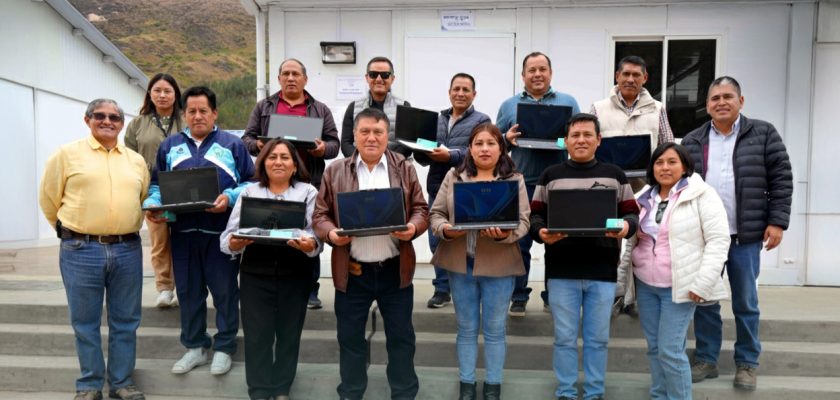 Antamina, donación de laptops a docentes