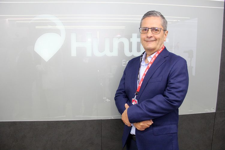 Luis Fernando Flores, Hunter Perú