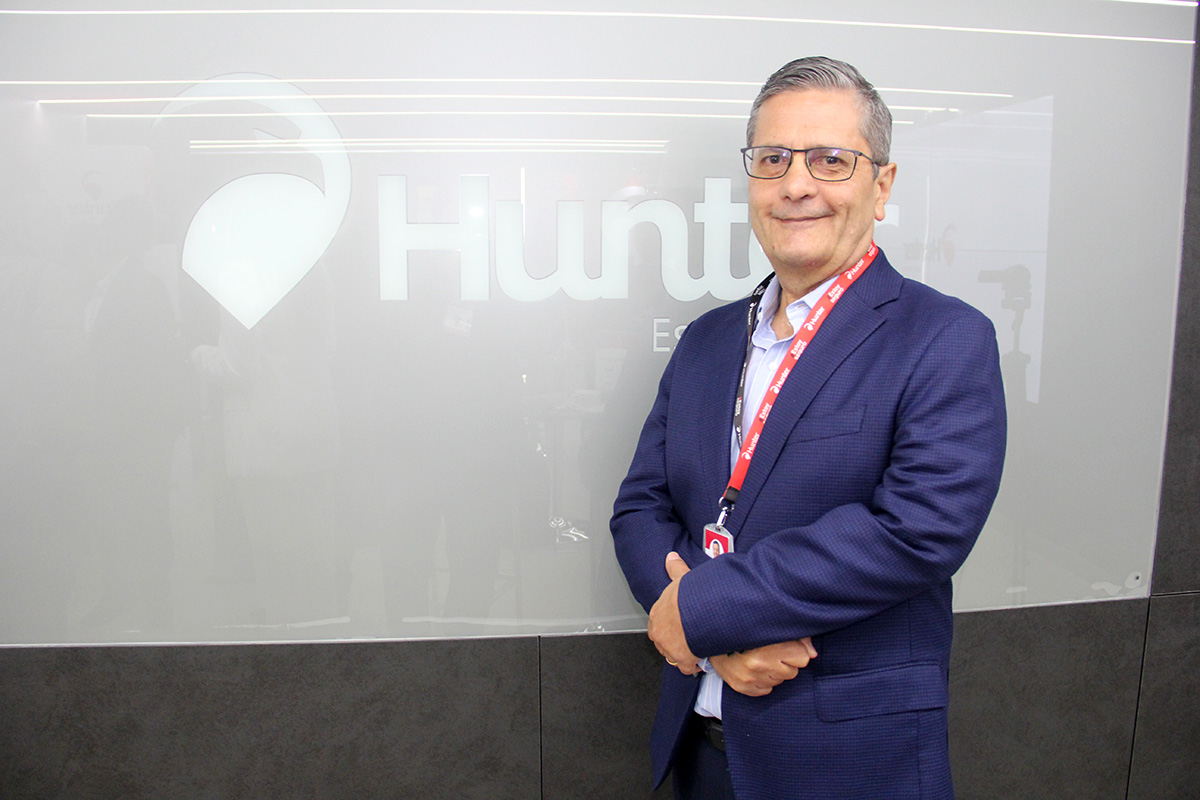 Luis Fernando Flores, Hunter Perú