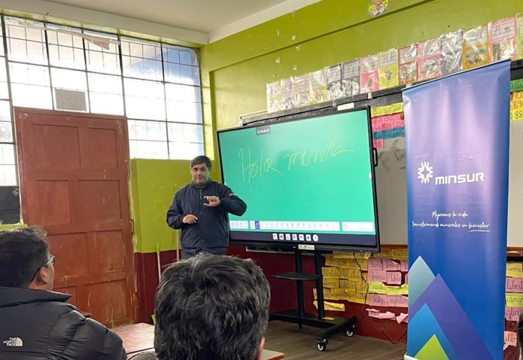 Minsur entrega equipos tecnológicos en Puno