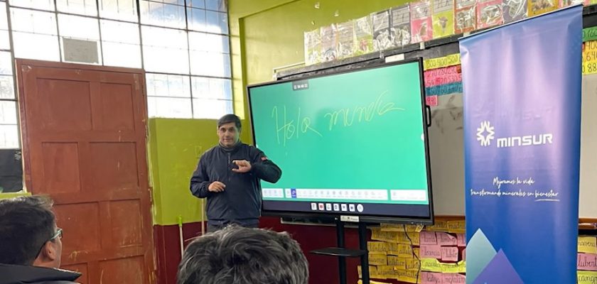 Minsur entrega equipos tecnológicos en Puno
