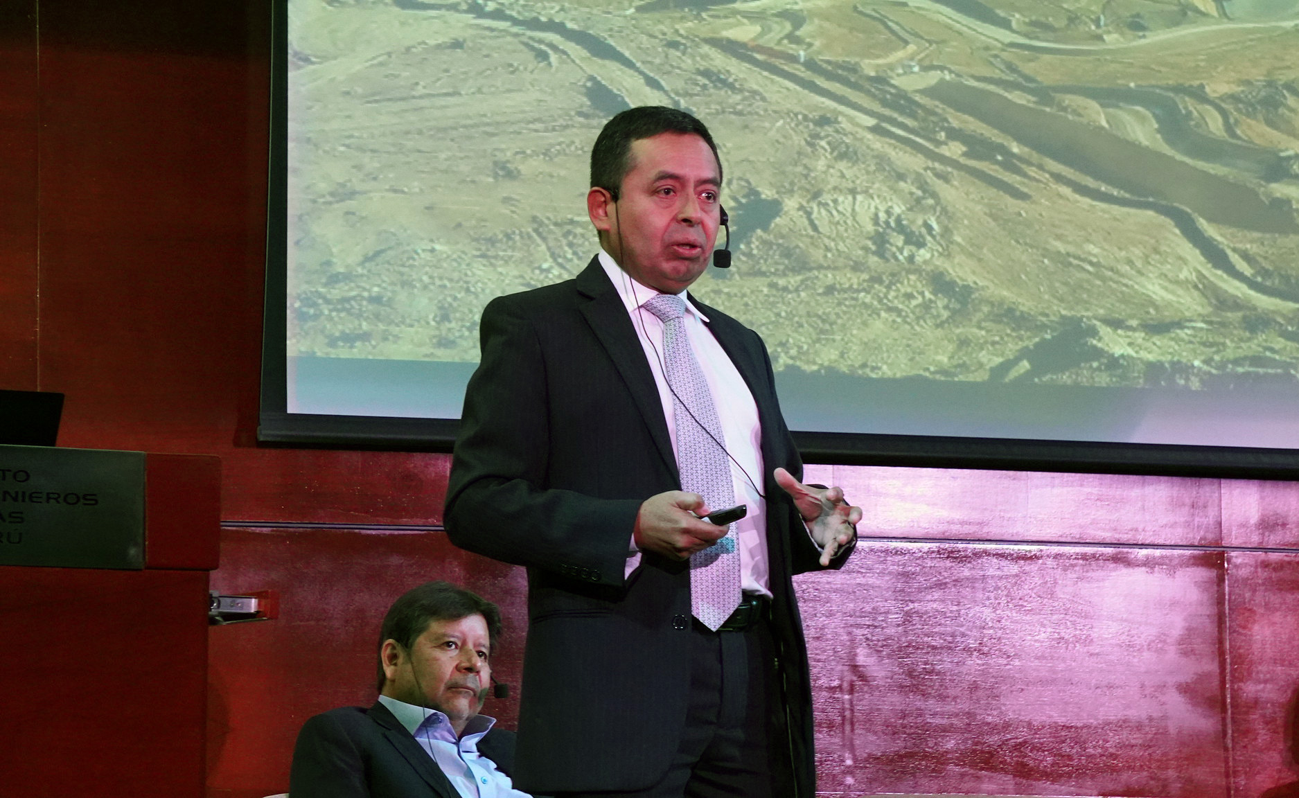 Alfredo Gallardo, Amphos 21 Perú