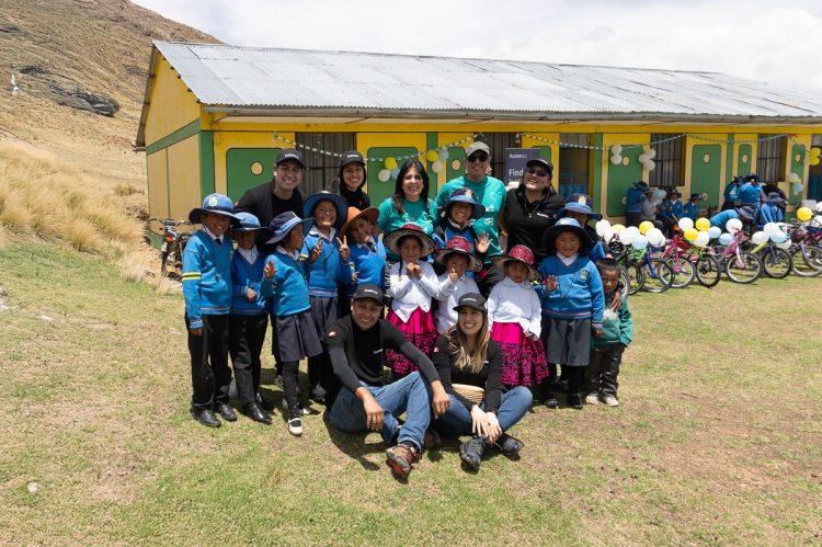 Ausenco y Baika entrega de bicicletas