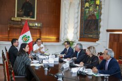 José Jerí y representantes del IIMP