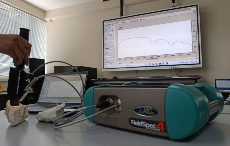 espectrorradiómetro FieldSpec 4 Hi-Res (Ingemmet)