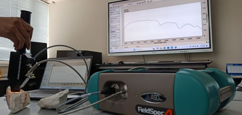 espectrorradiómetro FieldSpec 4 Hi-Res (Ingemmet)