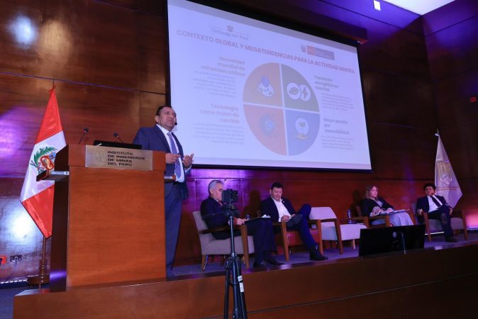 Carlos Talavera Flores, inversiones mineras en Perú