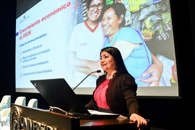 Denisse Miralles, en XXVI Seminario Anual de Investigación del CIES