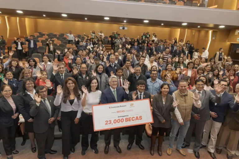 Fundación Romero y GORE Arequipa becas docentes